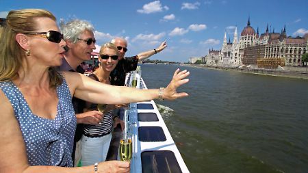 Eine Flusskreuzfahrt - hier auf der Donau in Budapest - wird oft auch von Städtereisen-Fans gebucht.