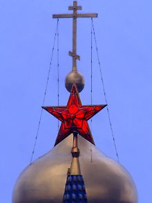 In Moskau trifft man auf eine wechselvolle Geschichte (Stern auf dem Kreml vor der Turmspitze der Michailo-Archangelsker Kathedrale).