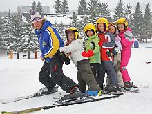 Kinder in einem Anfängerkurs einer Skischule in Oberwiesenthal.