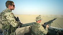 Soldaten einer Fallschirmjäger-Patrouille sichern das Bundeswehr-Feldlager in Kundus.