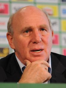 Dieter Hoeneß will den Trainermarkt genau sondieren und erst dann einen neuen Coach verpflichten.