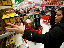 Griff zur Großpackung: Wer die Perspektiven am Arbeitsmarkt verändert, verändert auch die Stimmung der Konsumenten.