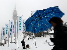 Durch Schnee und Eis zur Versammlung: Eine Anteilseignerin stapft zum Haupteingang.