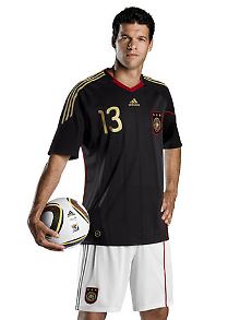 Trikot des Anstoßes: Michael Ballack im schwarzen Hemd.