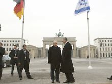 Der israelische Präsident zusammen mit Berlins Regierendem Wowereit vor dem Brandenburger Tor.
