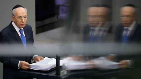 Peres spricht im Deutschen Bundestag.