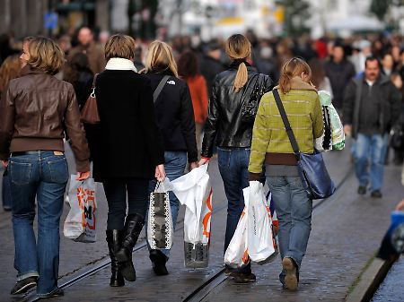 Wer kaufsüchtig ist, leidet unter Herzrasen, Schweißausbrüchen und innerer Unruhe, sobald der Einkauf verboten wird.