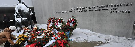 Mit Kränzen und Blumen wird im ehemaligen Konzentrationslager Sachsenhausen in Oranienburg der Toten gedacht.