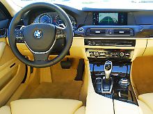 Innen geht es nobel zu. Die Mittelkonsole ist um rund sieben Grad auf den Fahrer ausgerichtet.