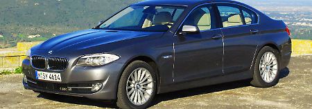 Wie Muskeln spannt sich das Blech über der Motorhaube. Die Front des neuen 5er ist ein Hingucker.