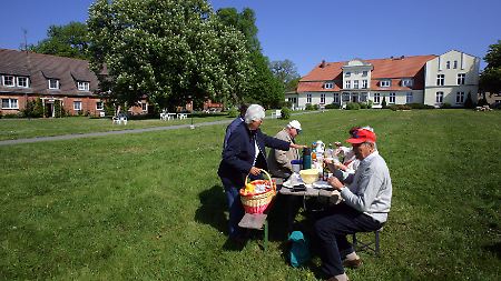 Urlaub auf dem Bauernhof: Gäste des Landguts Lischow (Nordwestmecklenburg) vor dem Gutshaus.