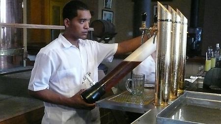 Auch wenn der Hopfen im Restaurant Taberna de la Muralla in Havanna heute aus Österreich stammt: Deutsche Braumeister haben in Kuba ihre Spuren hinterlassen.