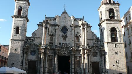 Die Kathedrale dominiert den Plaza de la Catedral im Herzen der Altstadt. Seit 2005 besitzt sie wieder eine Orgel. Diese wurde mit Spenden aus Deutschland eingebaut.