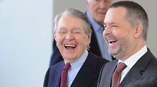 Berthold Beitz (l), Kuratoriumsvorsitzender der Alfried Krupp von Bohlen und Halbach-Stiftung, und Museumsdirekor Hartwig Fischer (r) freuen sich sichtlich über die Eröffnung.