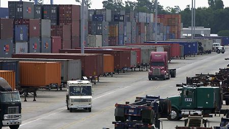 Container im Hafen von New York: Die Kauflust in den USA kommt wieder zurück.
