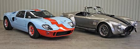 Nachbau einer Auto-Legende: AC Cobra von Superformance. 
Daneben eine weitere Legende: Der Ford GT 40 als Replika.