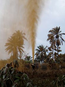 Das Öl schießt aus einer Förderanlage von Shell im Niger-Delta. Der Multi will sich aus dem Gebiet zurück ziehen.