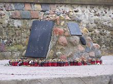 Der Gedenkstein für die Opfer des Massakers von Palmnicken.