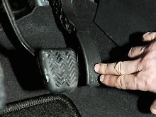 Im Fußraum entsteht bei Toyota der Albtraum eines jeden Qualitätsmanagers.