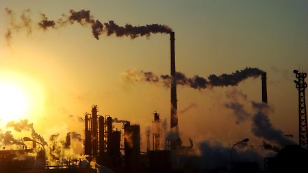 Rauch steigt aus Schornsteinen einer Chemiefabrik in der nordchinesischen Stadt Tianjin.