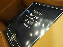 Dieses Buch hat es in sich: der Haushaltsplan für 2011.