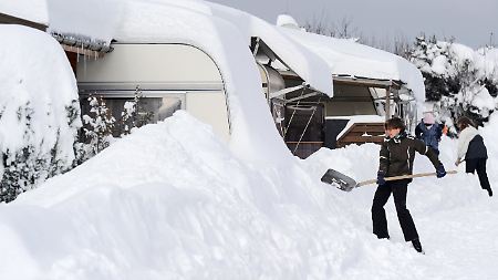Wintercampen wird in Deutschland immer beliebter - obwohl man manchmal den Wohnwagen freischaufeln muss.