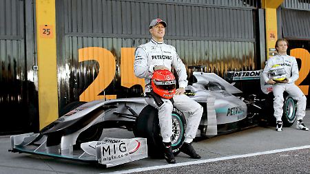 Versehentlich gerät Rosberg aber doch mal auf Bilder des neuen Silberpfeils.