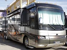 Für die Tests in Valencia hat sich Michael Schumacher extra ein Wohnmobil von Bruder Ralf geborgt, das direkt an der Strecke parkt.