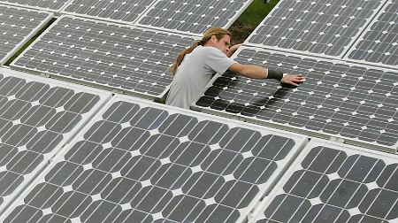 Ab aufs Dach: Im Winter sind Solarinstallationen schwierig.