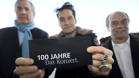 In Feierlaune: St.-Pauli-Anhänger Bela B.,  Club-Präsident Corny Littmann (rechts) und  Vizepräsident Bernd-Georg Spies.