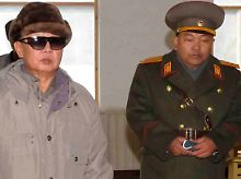Nordkoreas Staatschef  Kim Jong Il beim Besuch der Armeeführung.