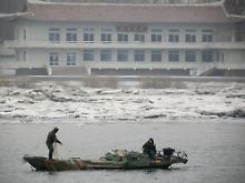 Nordkoreanische Fischer auf einem Fluss an der Grenze zu China.