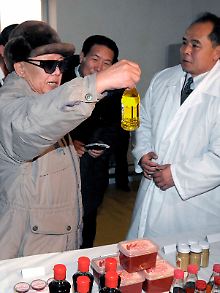 Nordkoreas Staatschef  Kim Jong Il besichtigt eine Lebensmittelfabrik.