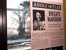 Die Reproduktion eines Plakates das für "Adolf Hitler, Mein Kampf" wirbt.