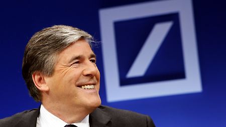 Auch wenn die Deutsche Bank noch in eine leichte Schieflage geraten sollte - Bankchef Ackermann hat momentan gut lachen. 