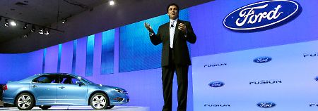 Auf der Motorshow in Detroit zeigt Ford-Amerika-Chef Fields der Fusion Hybrid.