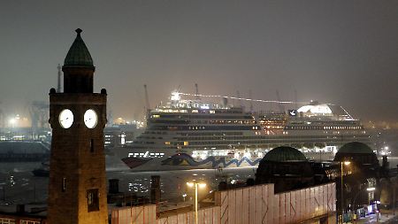 Die "AIDAblu" beim Einlaufen in den Hamburger Hafen.