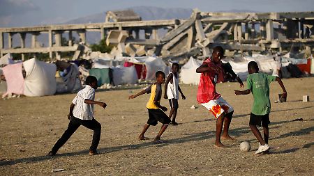 Jede noch so kleine Fläche  dient in Haiti als Fußballfeld.