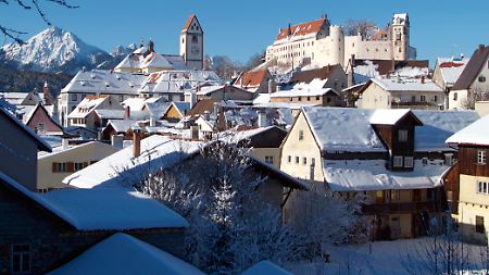 Schnee auf den Dächern - Füssen ist ein guter Ausgangspunkt für Erkundungen im "Allgäuer Königswinkel".