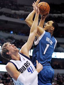 Abwehrversuch: Dirk Nowitzki gegen Ryan Hollins von den  Minnesota Timberwolves.