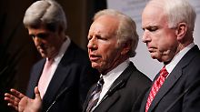 Die Herren Senatoren John Kerry, Joe Lieberman und John McCain (von links).