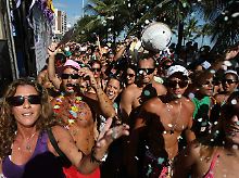 In Rio wird schon vorgefeiert: Am Rande einer Parade in Rio.