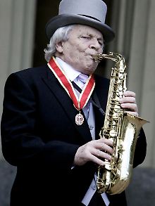 2006 im Buckingham Palace: Der frisch gebackene Sir John gibt sich selbst ein Ständchen.