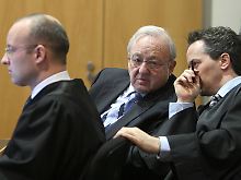 Der Waffenlobbyist im Gerichtssaal zwischen seinen Anwälten Jan Olaf Leisner (links) und Jens Bosbach. 