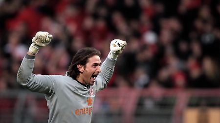 Tor für Mainz: Und Torwart Heinz Müller freut sich.