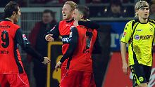 Die Frankfurter Halil Altintop, Patrick Ochs und Benjamin Köhler  freuen sich nach Köhlers 0:1. Der Dortmunder Marcel Schmelzer nicht.
