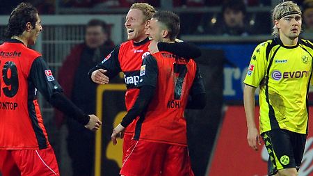 Die Frankfurter Halil Altintop, Patrick Ochs und Benjamin Köhler  freuen sich nach Köhlers 0:1. Der Dortmunder Marcel Schmelzer nicht.