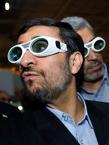 Ahmadinedschad beim Besuch einer Technikmesse in Teheran.