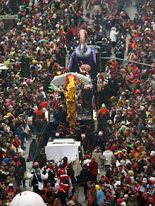Kein Platz für Falschparker: Rosenmontagszug in Köln.