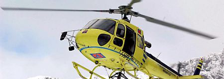 Rettungshubschrauber des italienischen Zivilschutzes bringen Verletzte in die umliegende Kliniken.